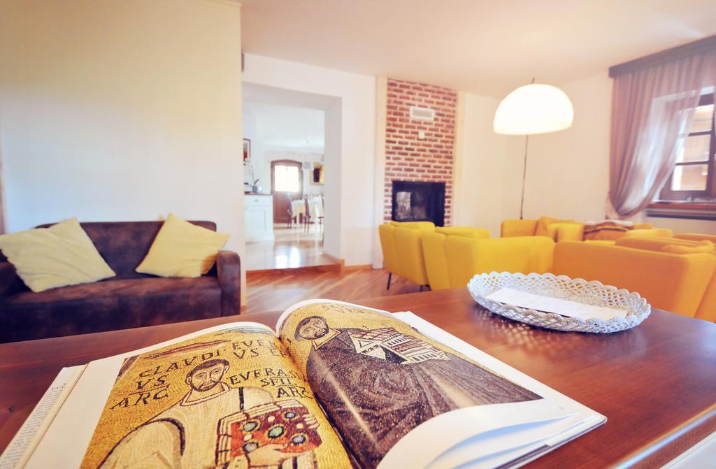 Bed & Breakfast Korta Gira Buici  Buitenkant foto